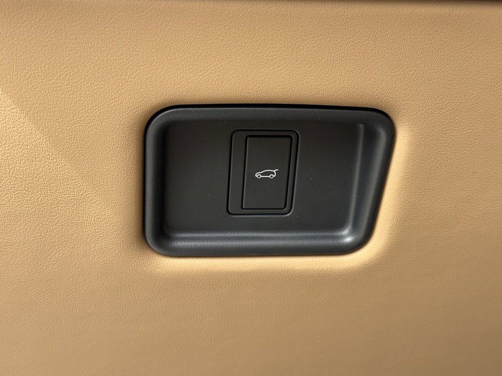 New 2025 Land Rover Range Rover Long Wheelbase SE image 31