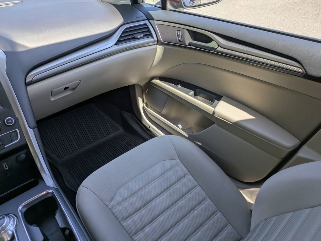 Used 2018 Ford Fusion SE w/ Fusion SE Technology Package FWD image 15