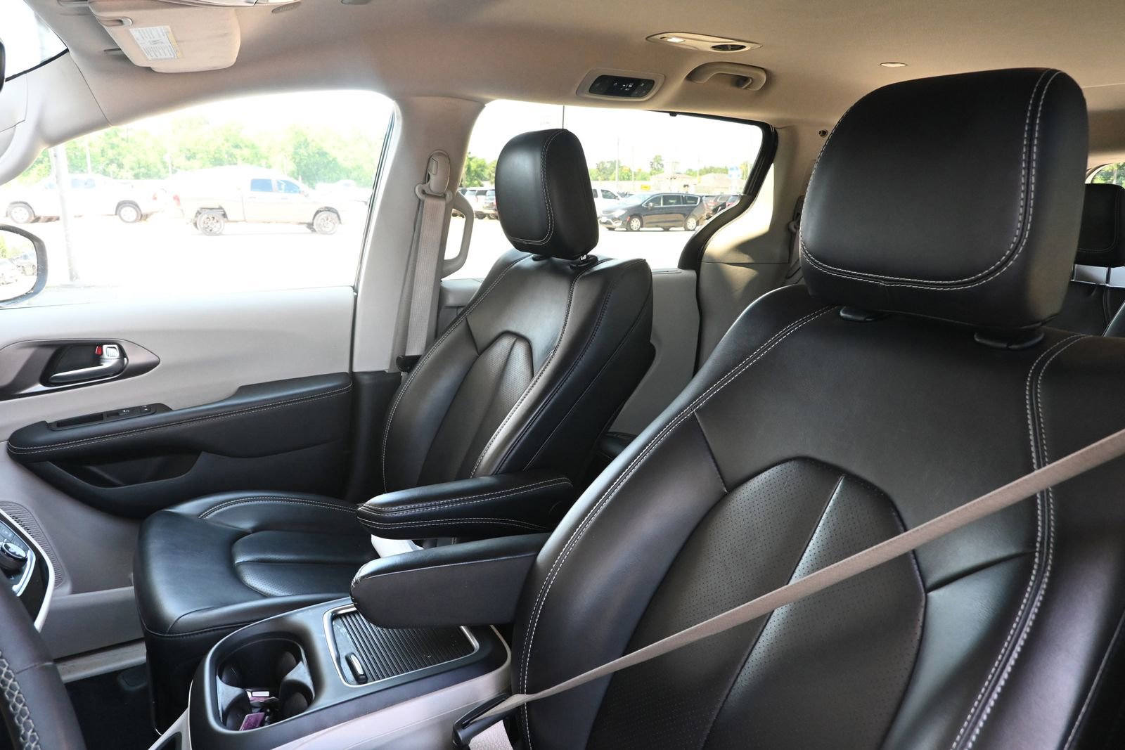Used 2023 Chrysler Pacifica Touring-L FWD image 23