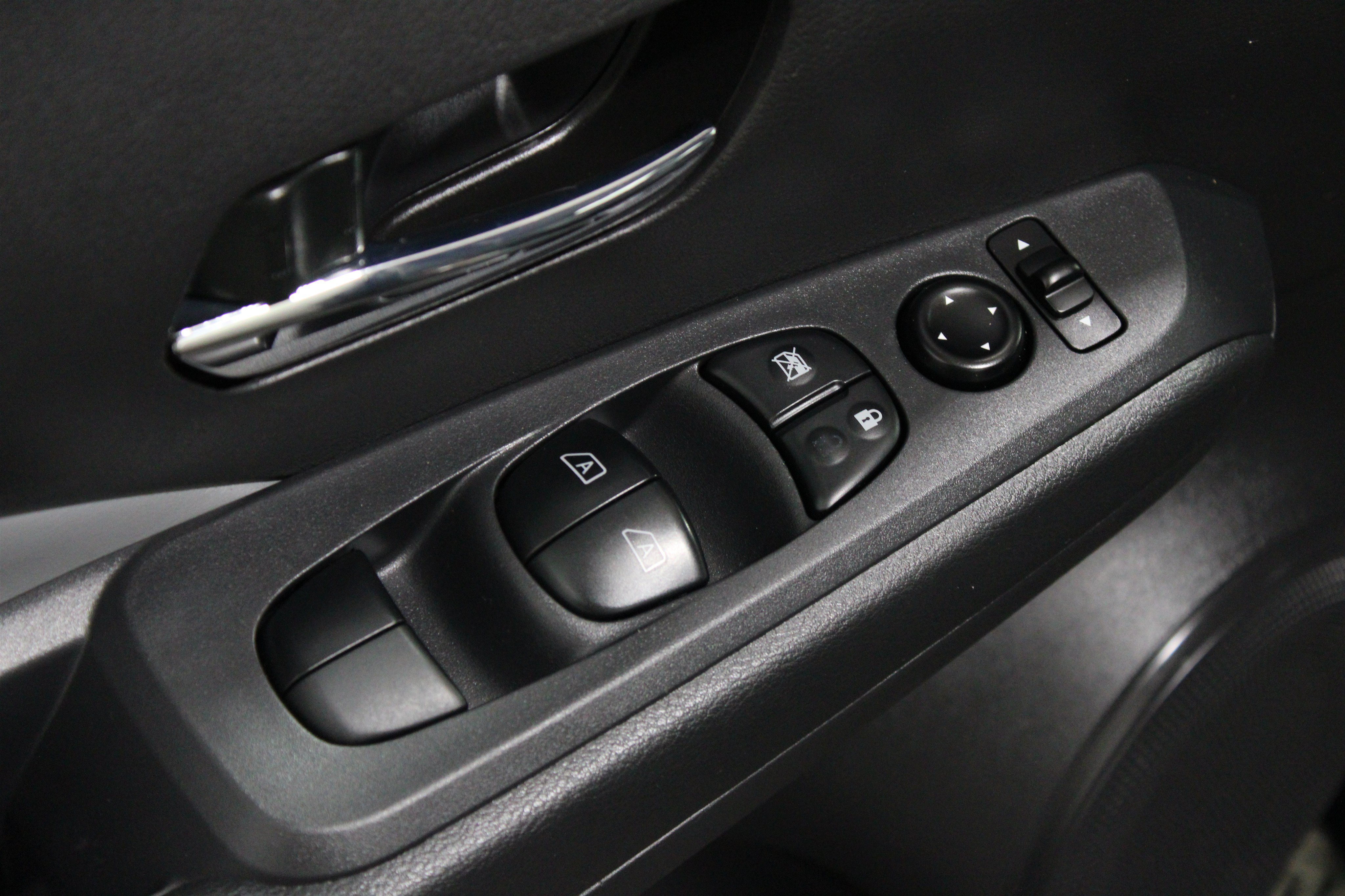 Used 2023 Nissan Kicks SR w/ SR Premium Package FWD image 4