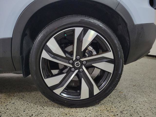 Used 2024 Volvo XC40 B5 Plus AWD/4WD image 11