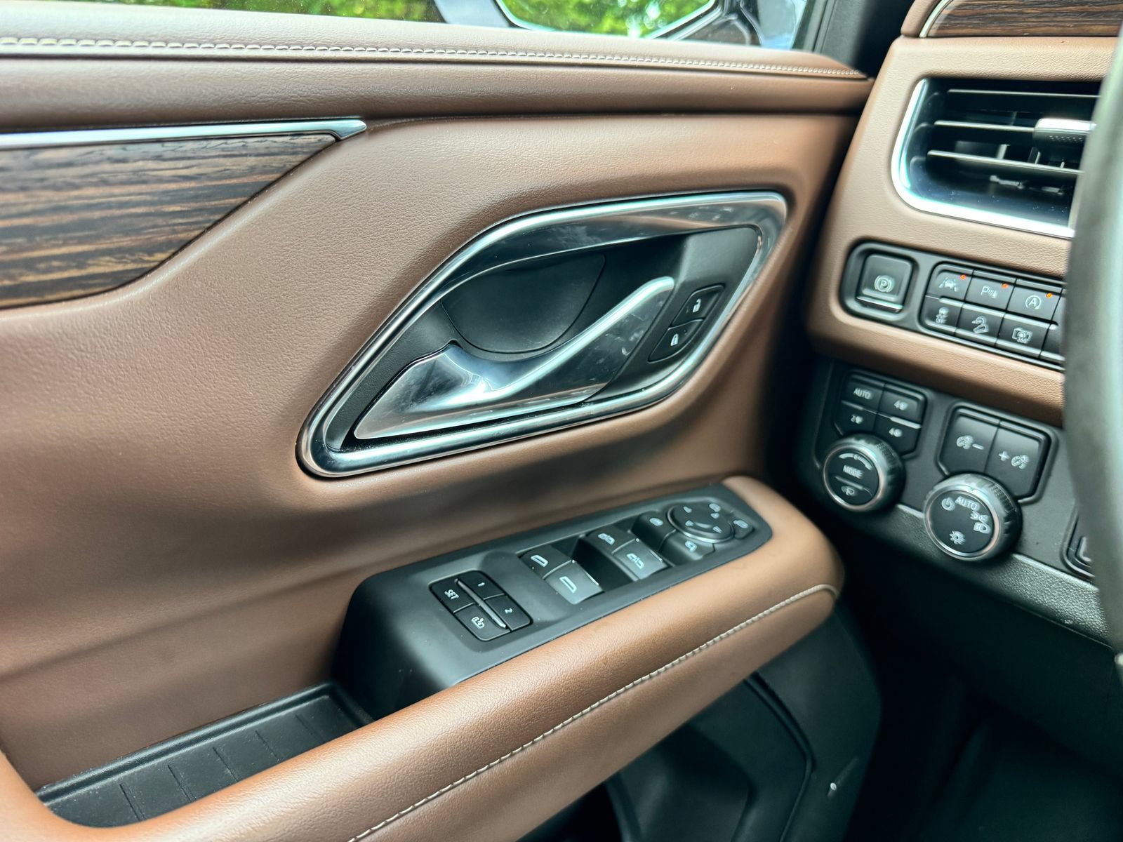 Used 2024 Chevrolet Suburban High Country AWD/4WD image 14