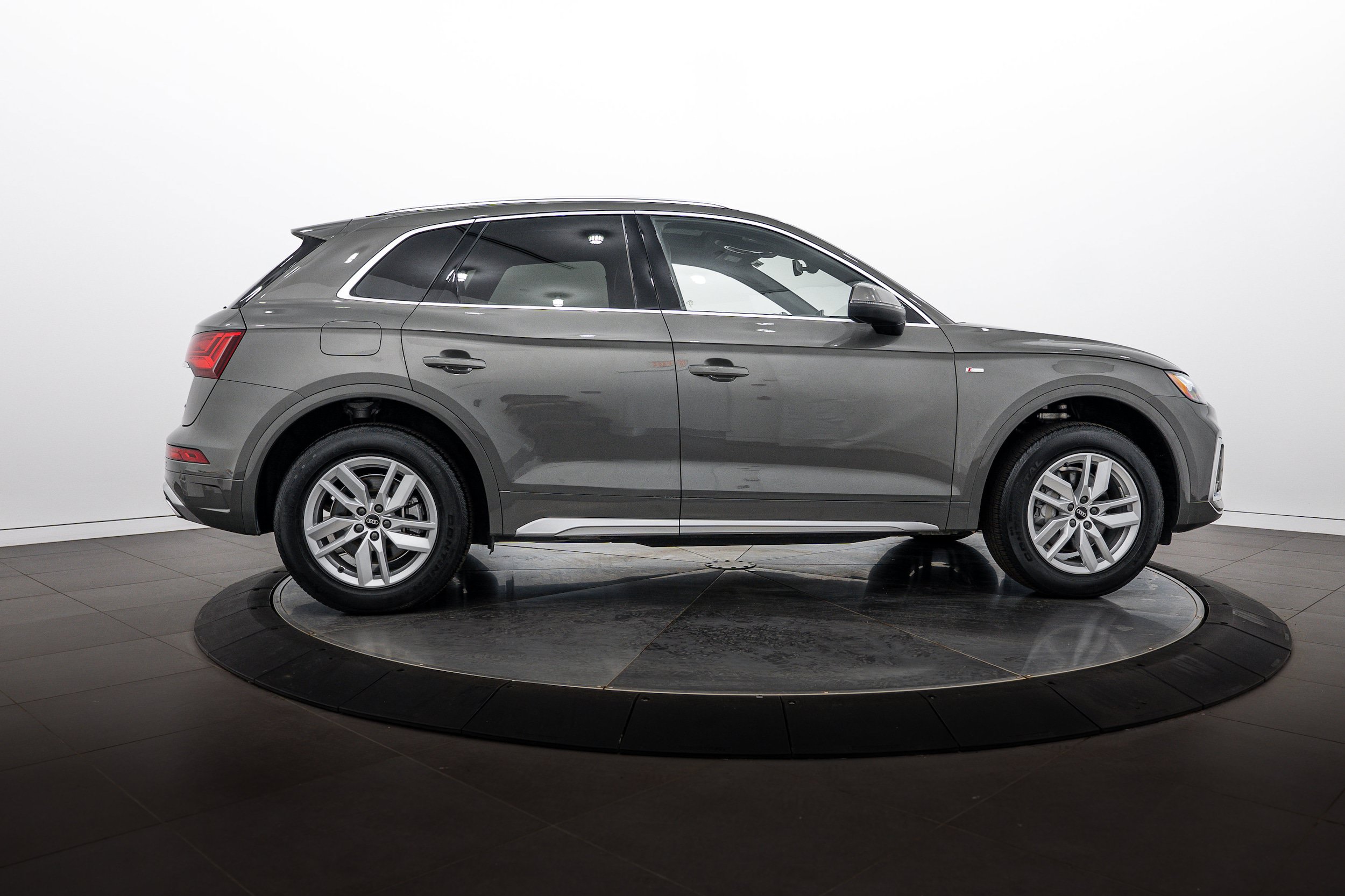 Certified 2023 Audi Q5 2.0T Premium w/ Convenience Package AWD/4WD image 3