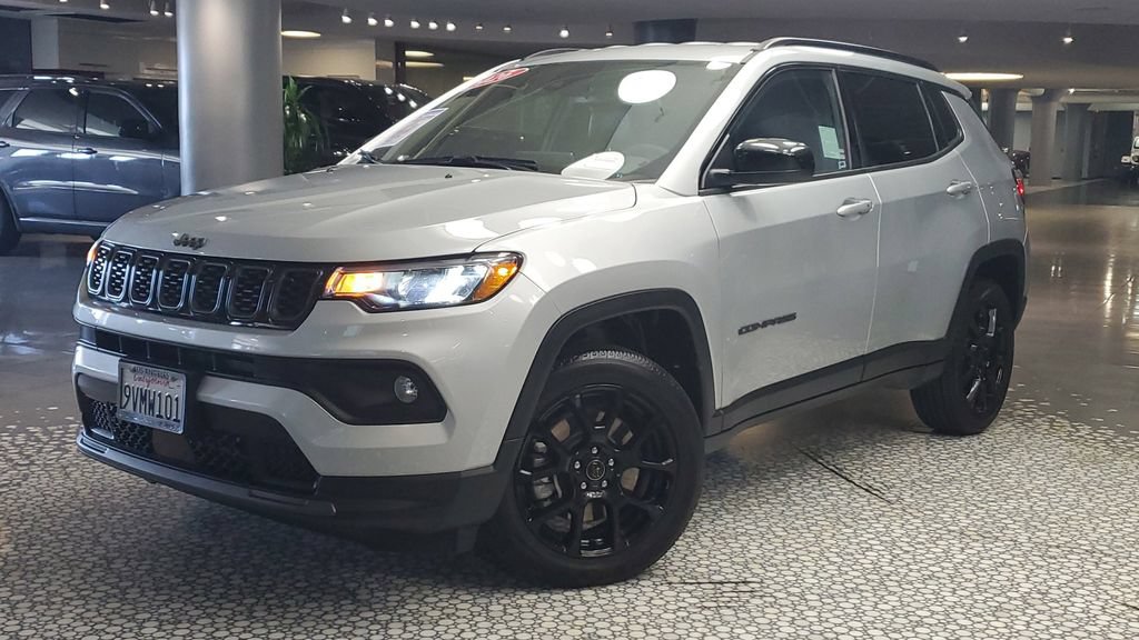 Used 2026 Jeep Compass Latitude AWD/4WD image 32