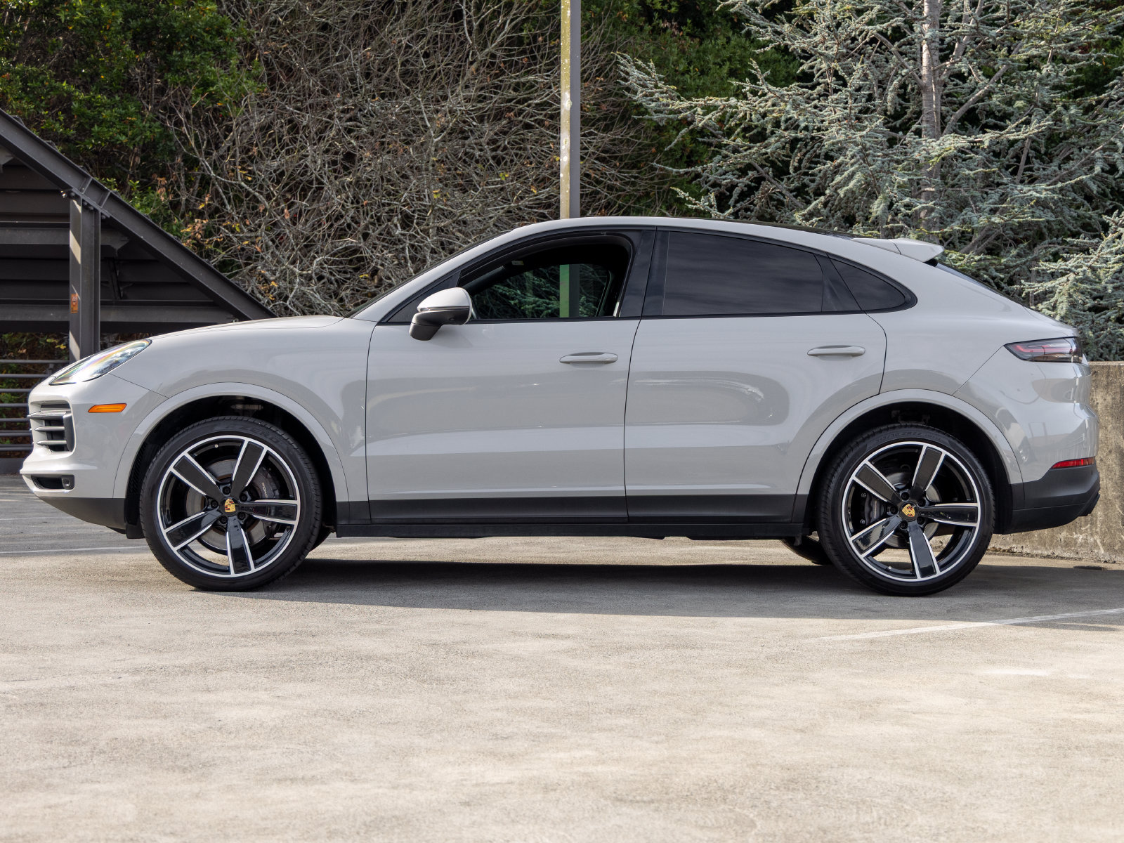 Certified 2022 Porsche Cayenne Platinum Edition AWD/4WD image 2