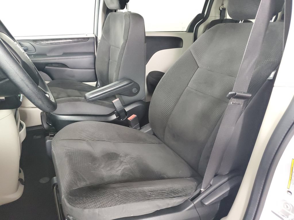 Used 2018 Dodge Grand Caravan SE w/ UConnect Hands-Free Group FWD image 12