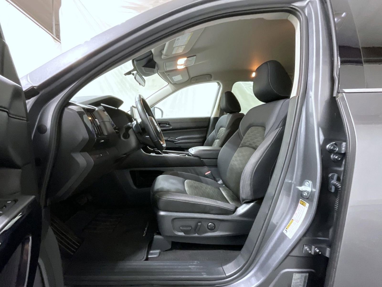 Used 2024 Nissan Pathfinder SV w/ Black Appearance Package AWD/4WD image 10