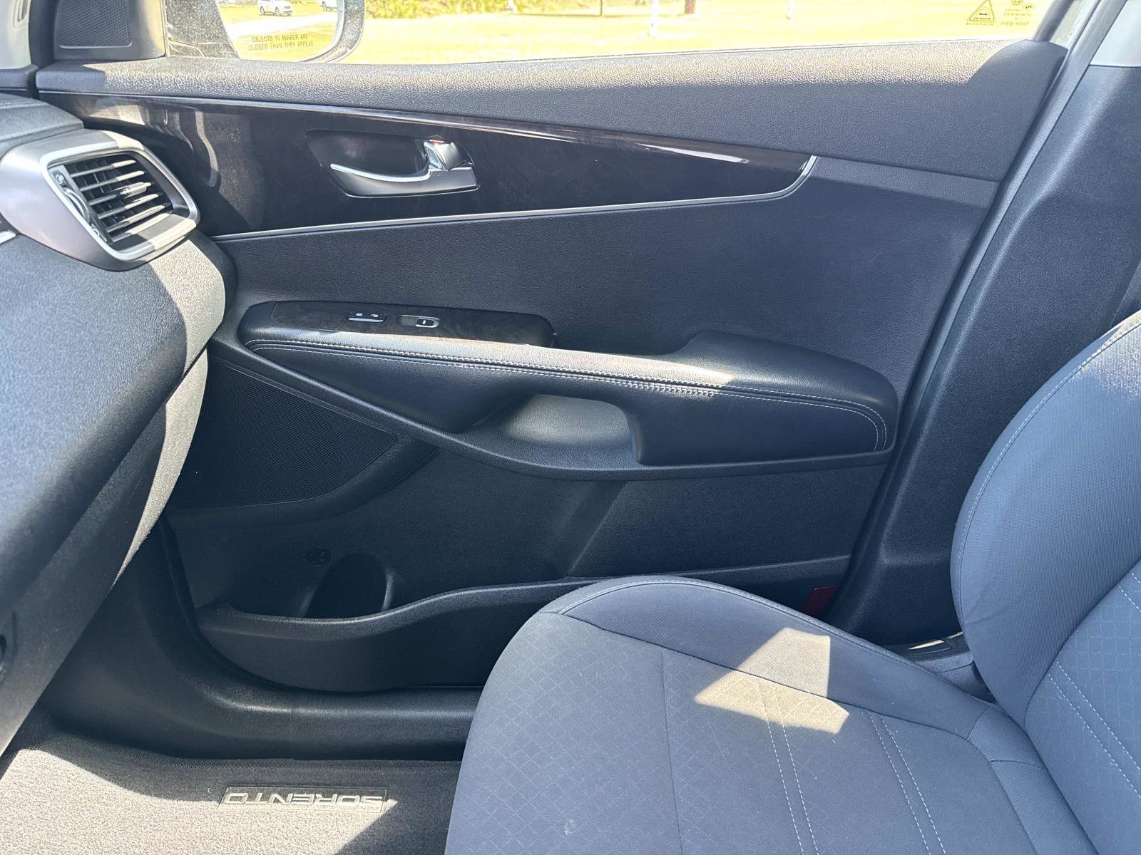 Used 2017 Kia Sorento LX image 25