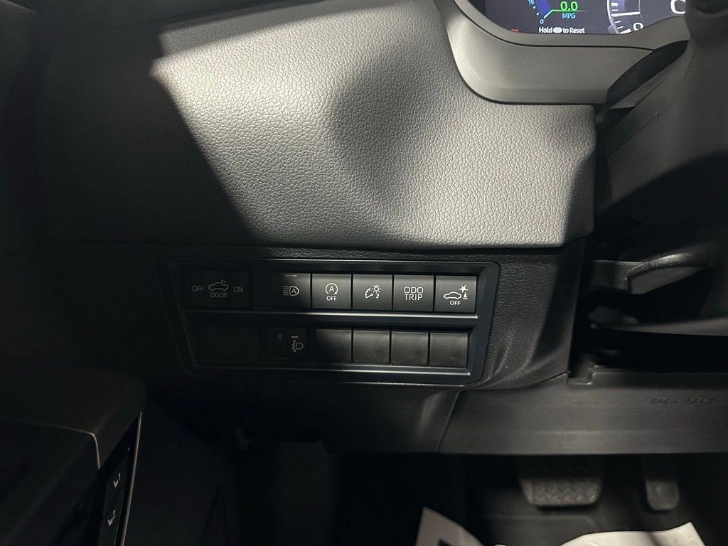 Used 2025 Toyota Tundra Limited AWD/4WD image 17