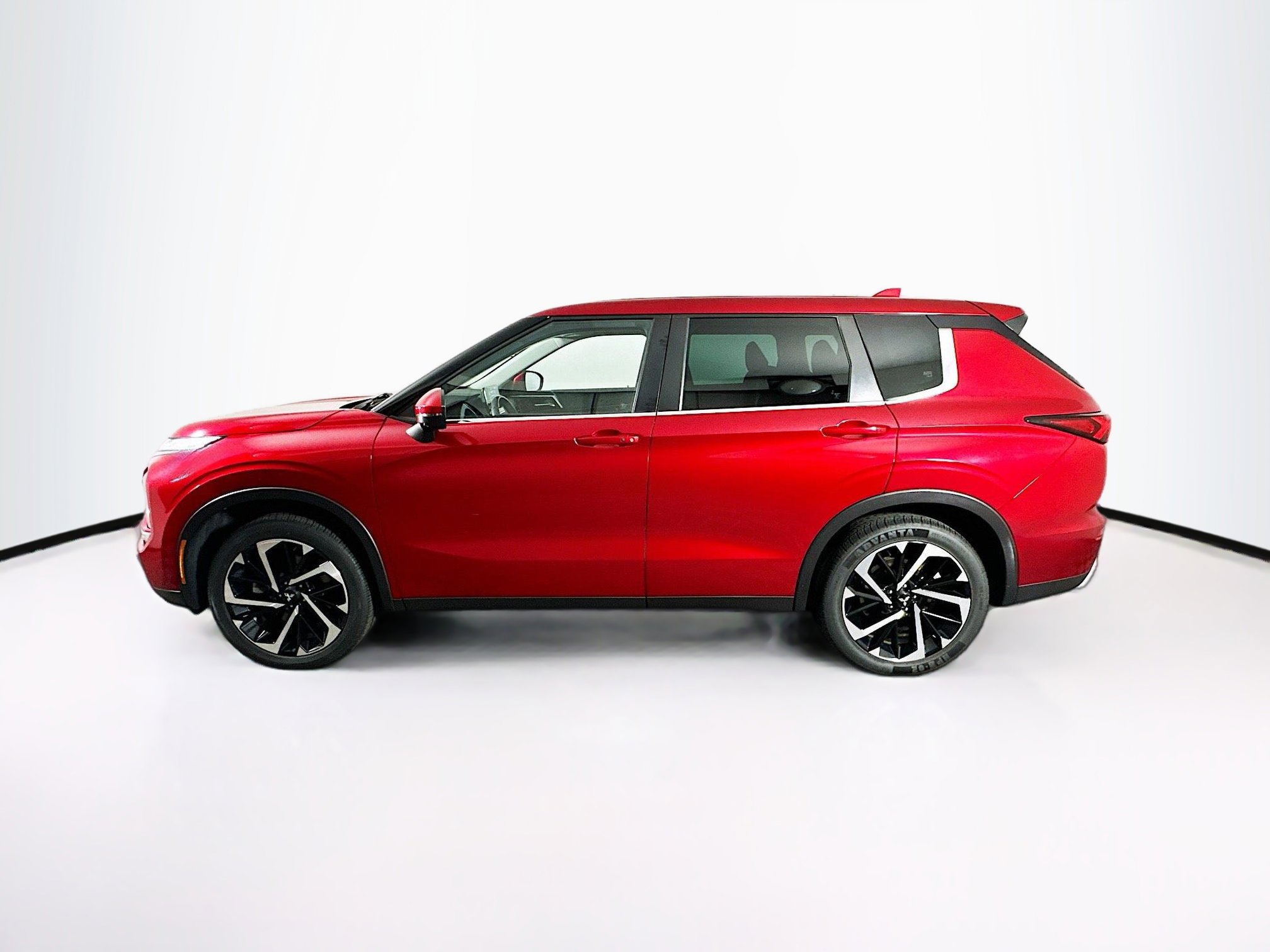 Used 2023 Mitsubishi Outlander SE image 4