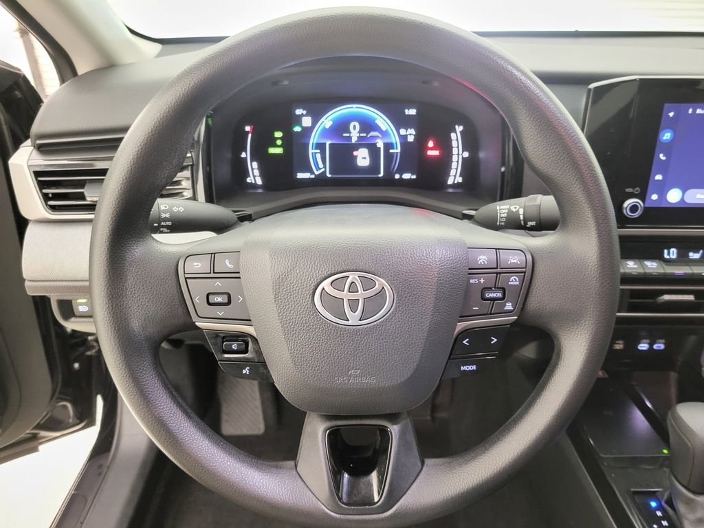 Used 2025 Toyota Camry LE image 3