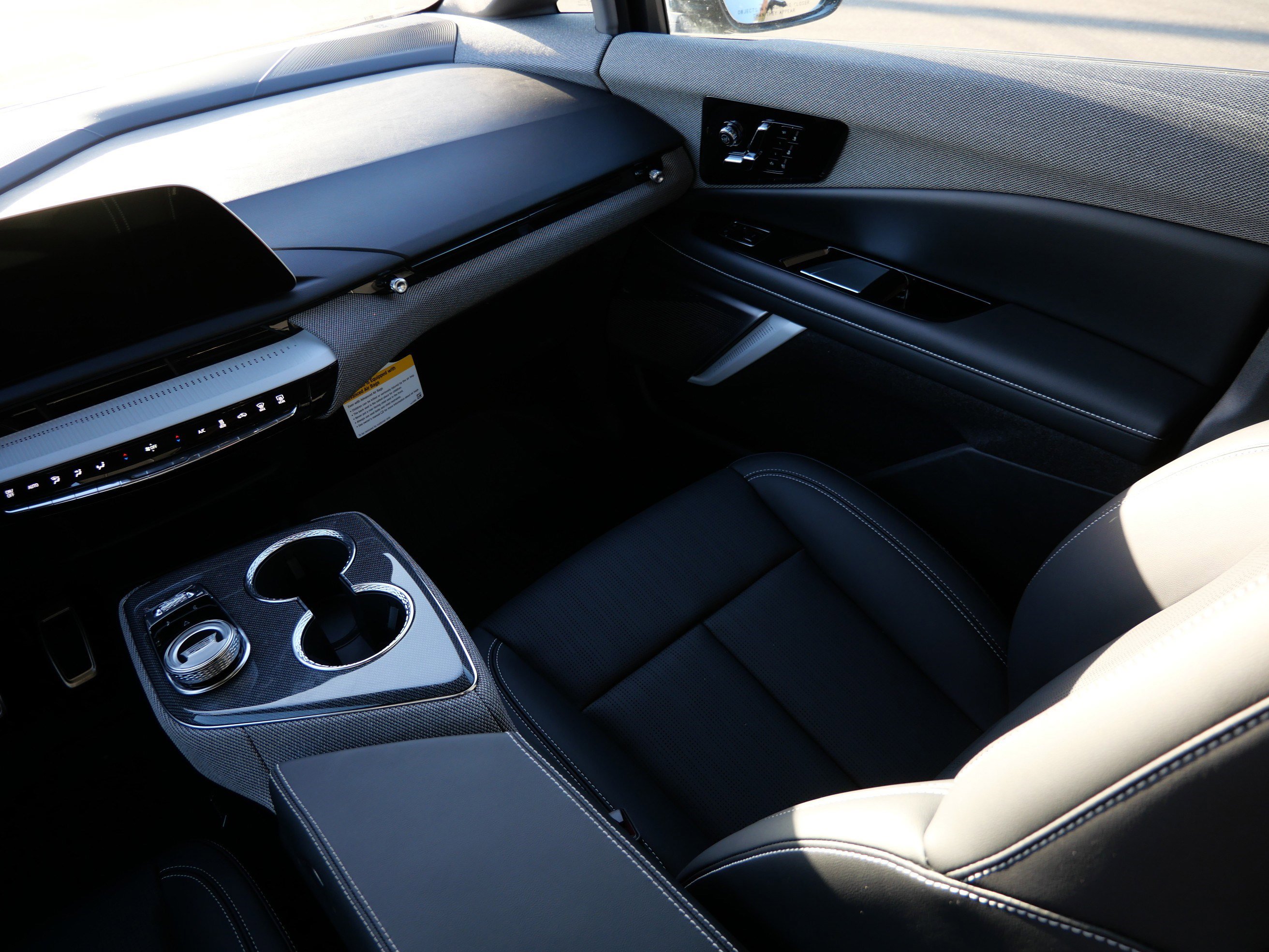 Used 2025 Cadillac Optiq Sport 2 w/ LPO, ONYX Package image 9