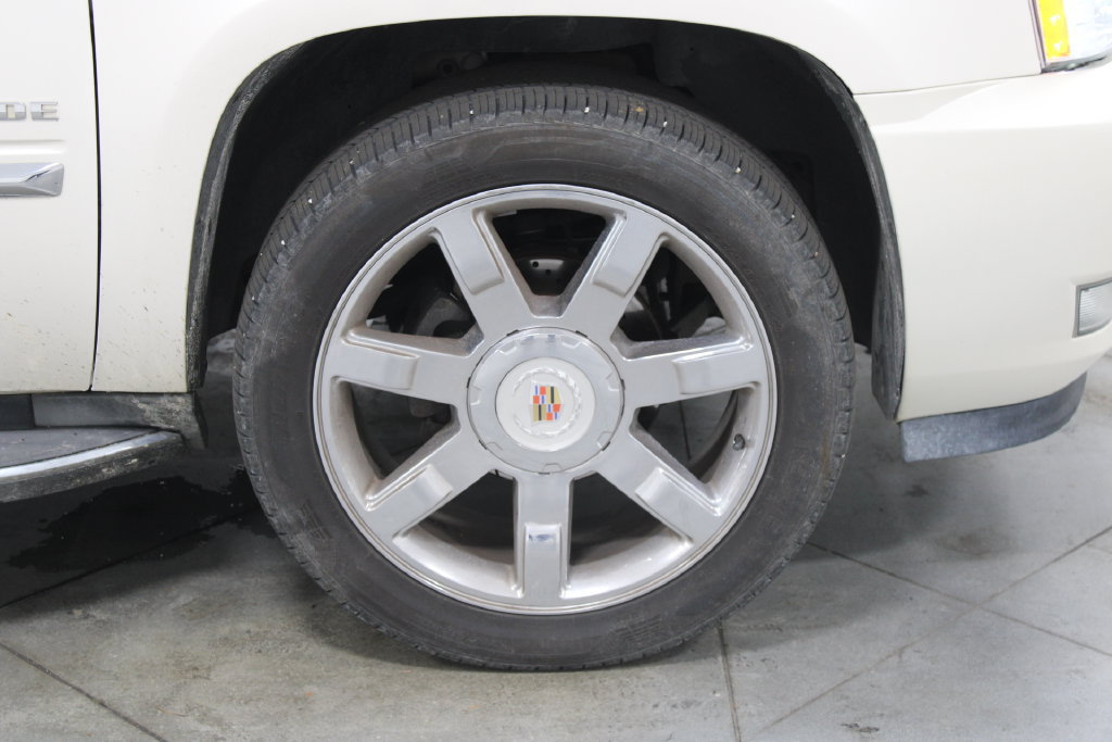 Used 2013 Cadillac Escalade Luxury AWD/4WD image 13