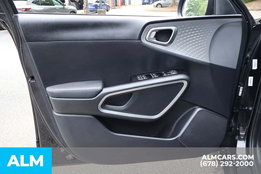 Used 2025 Kia Soul LX w/ LX Technology Package FWD image 10