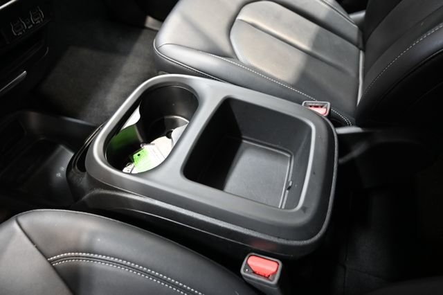 Used 2025 Chrysler Pacifica Select image 19