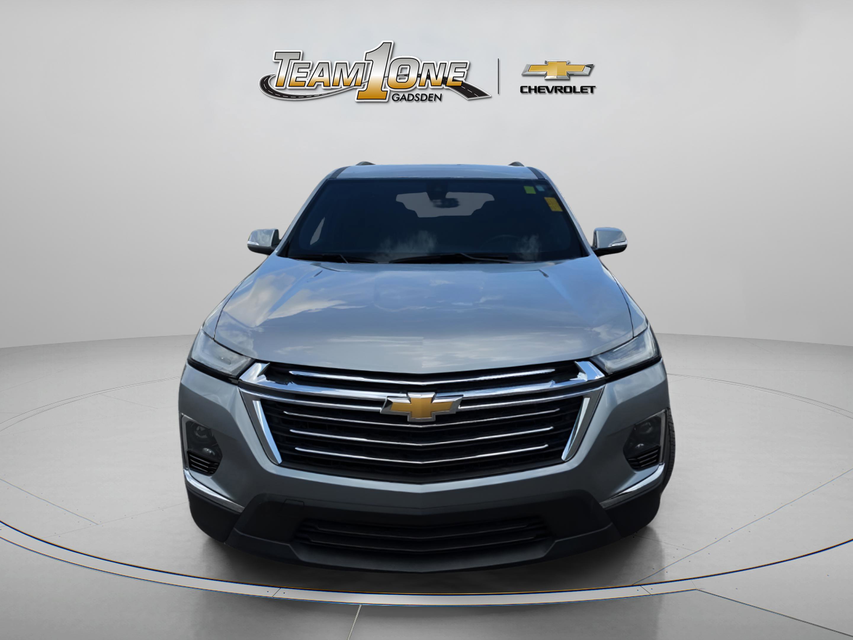 Used 2023 Chevrolet Traverse LT FWD image 2