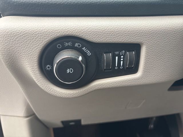 Used 2023 Chrysler Pacifica Limited image 12