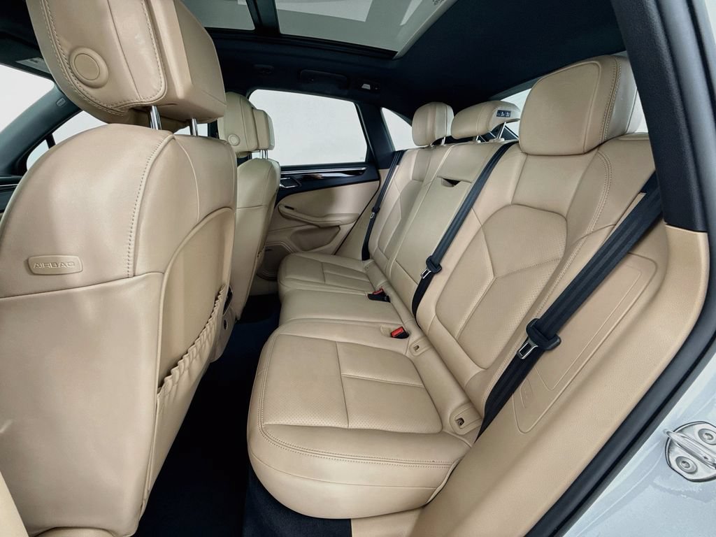 Certified 2025 Porsche Macan AWD/4WD image 24