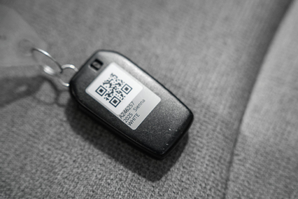 Used 2025 Toyota Sienna LE FWD image 32
