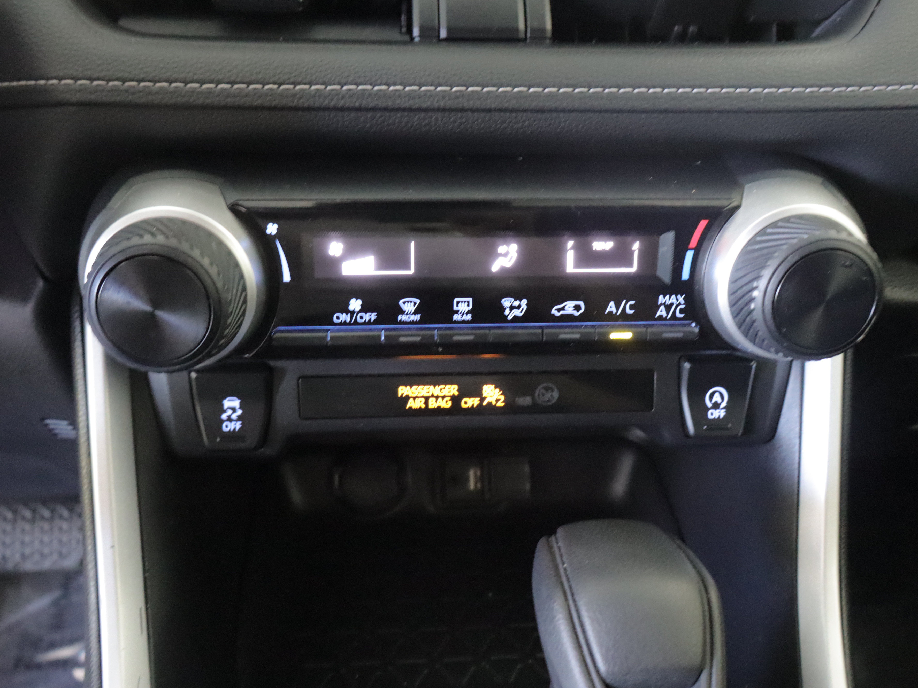 Used 2019 Toyota RAV4 LE AWD/4WD image 14
