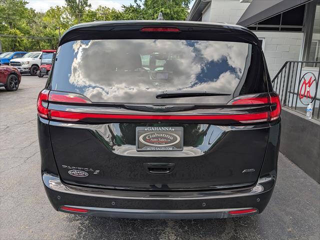 Used 2023 Chrysler Pacifica Touring-L w/ Uconnect Theater Family Group AWD/4WD image 4