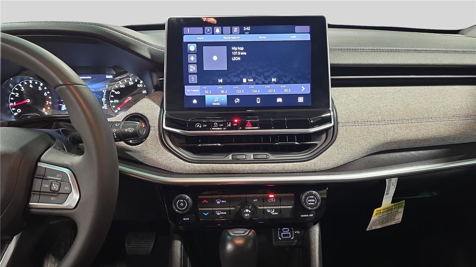 Used 2024 Jeep Compass Latitude image 18