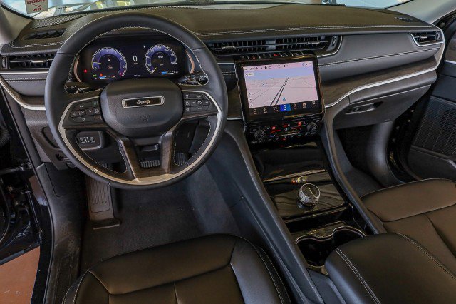 Used 2023 Jeep Grand Cherokee Limited image 23