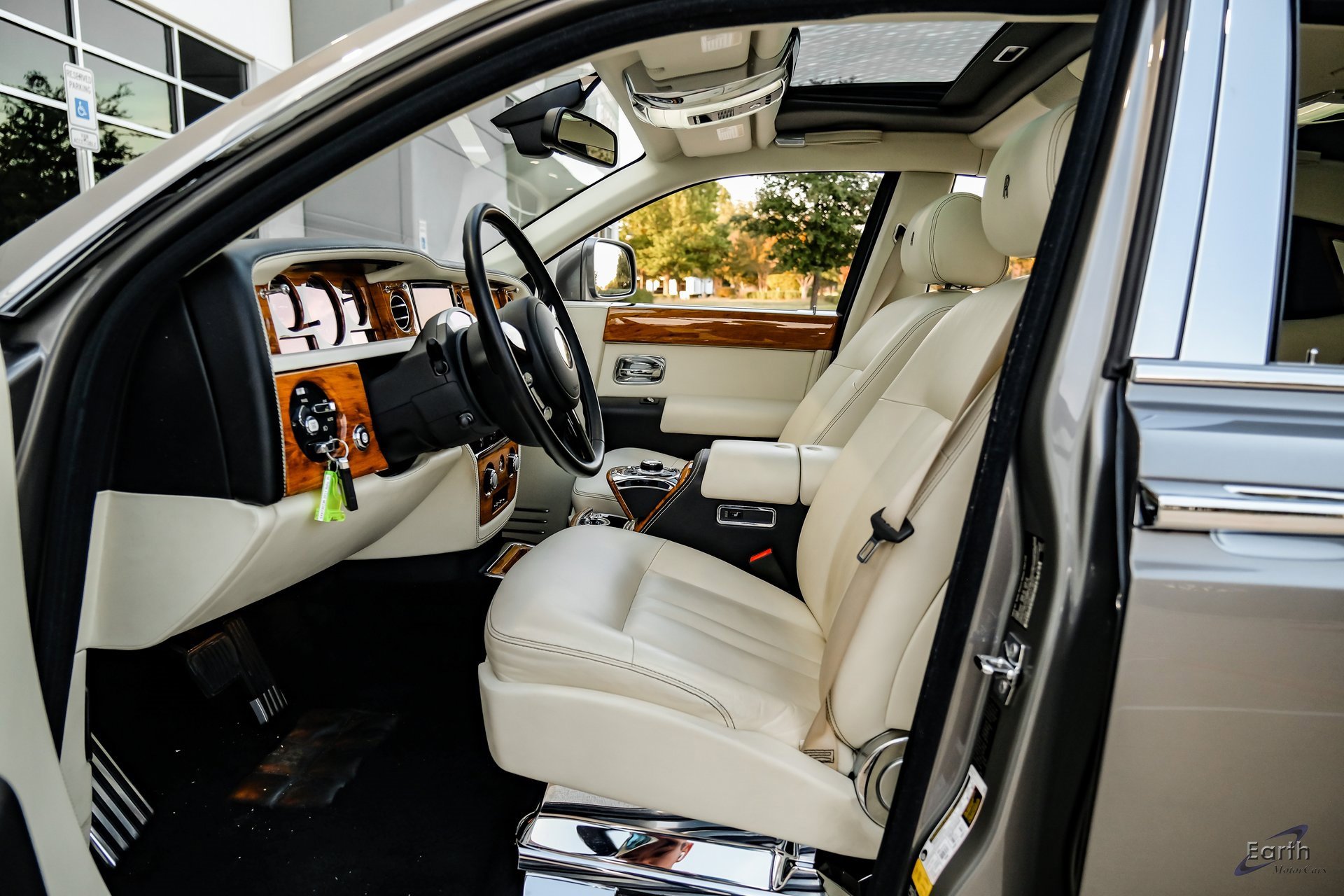 Used 2014 Rolls-Royce Phantom Sedan image 31