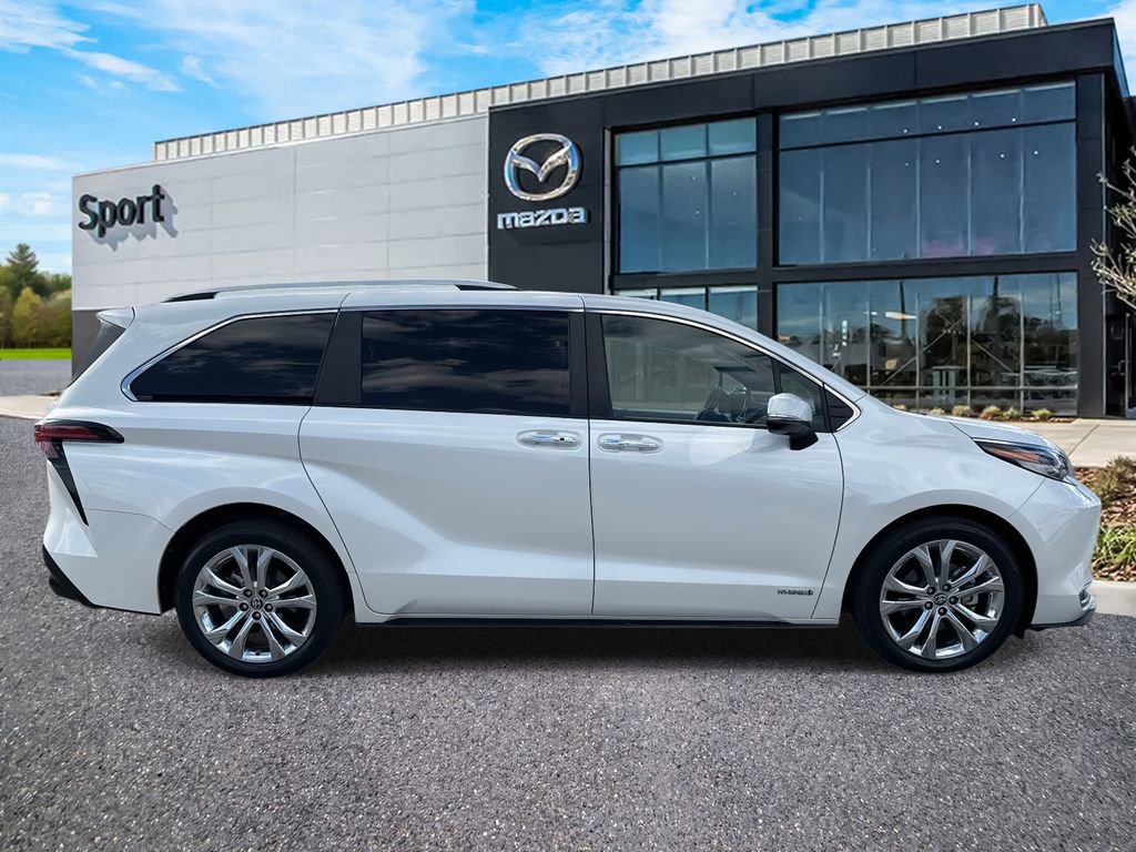 Used 2021 Toyota Sienna Platinum image 2