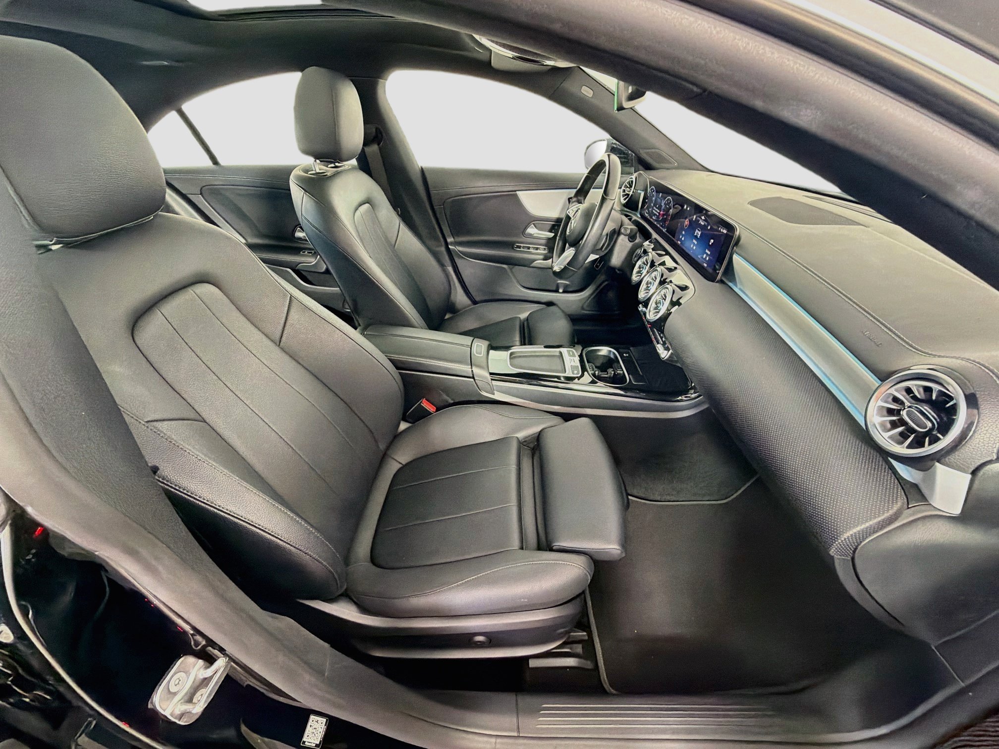 Used 2025 Mercedes-Benz CLA 250 image 32
