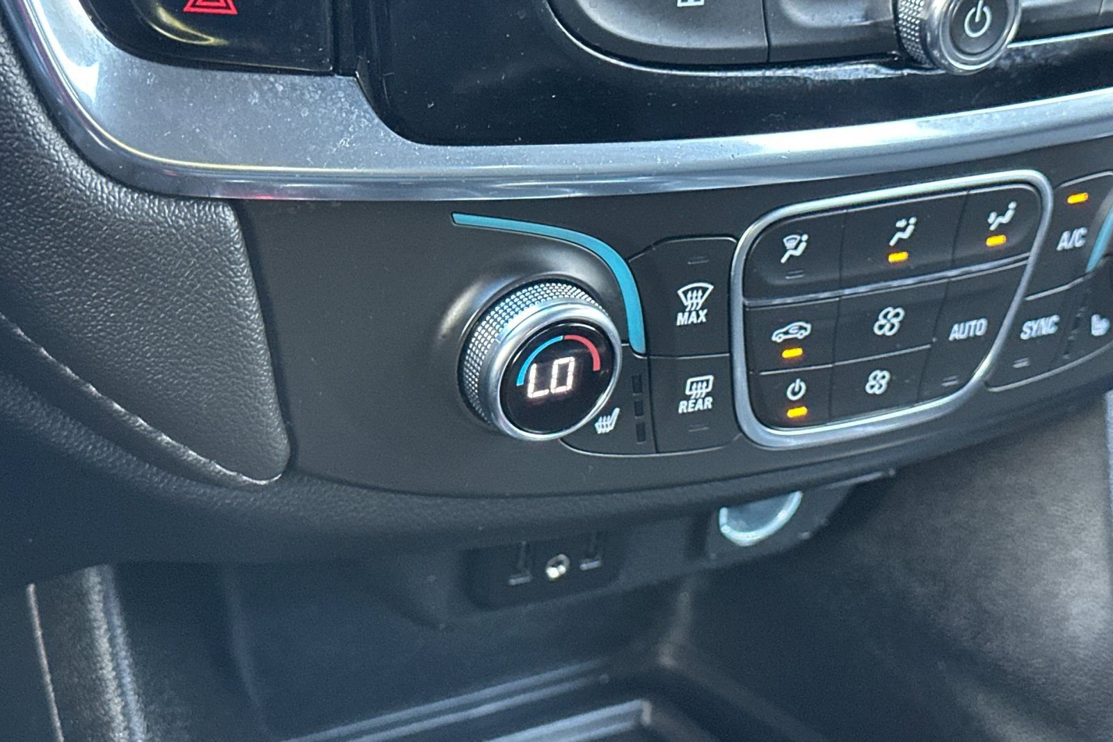 Used 2023 Chevrolet Traverse LT image 30