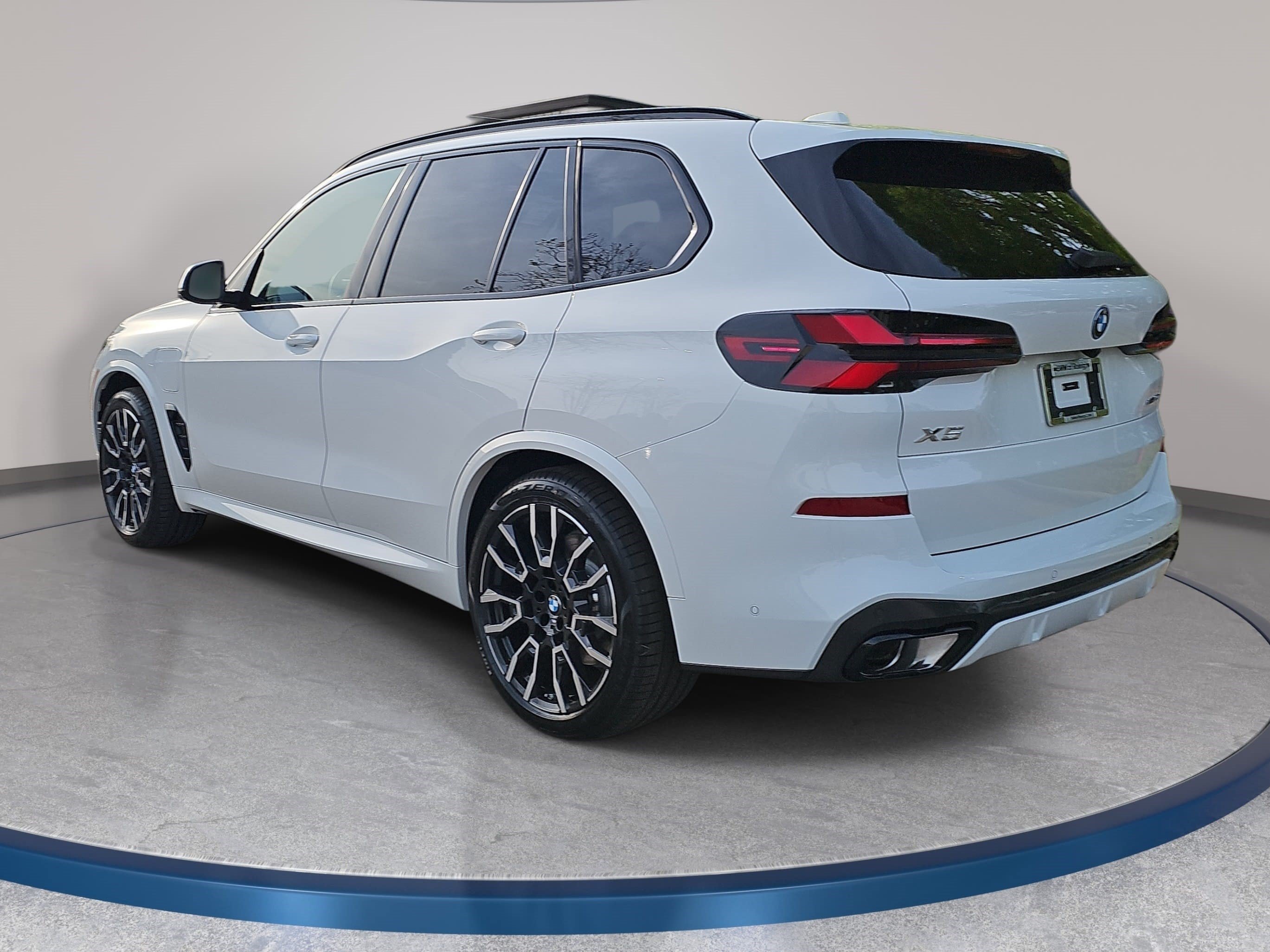 New 2026 BMW X5 xDrive50e w/ M Sport Package AWD/4WD image 7