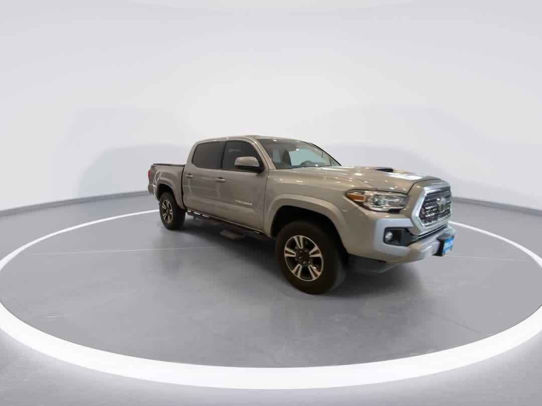 Used 2019 Toyota Tacoma TRD Sport AWD/4WD image 2