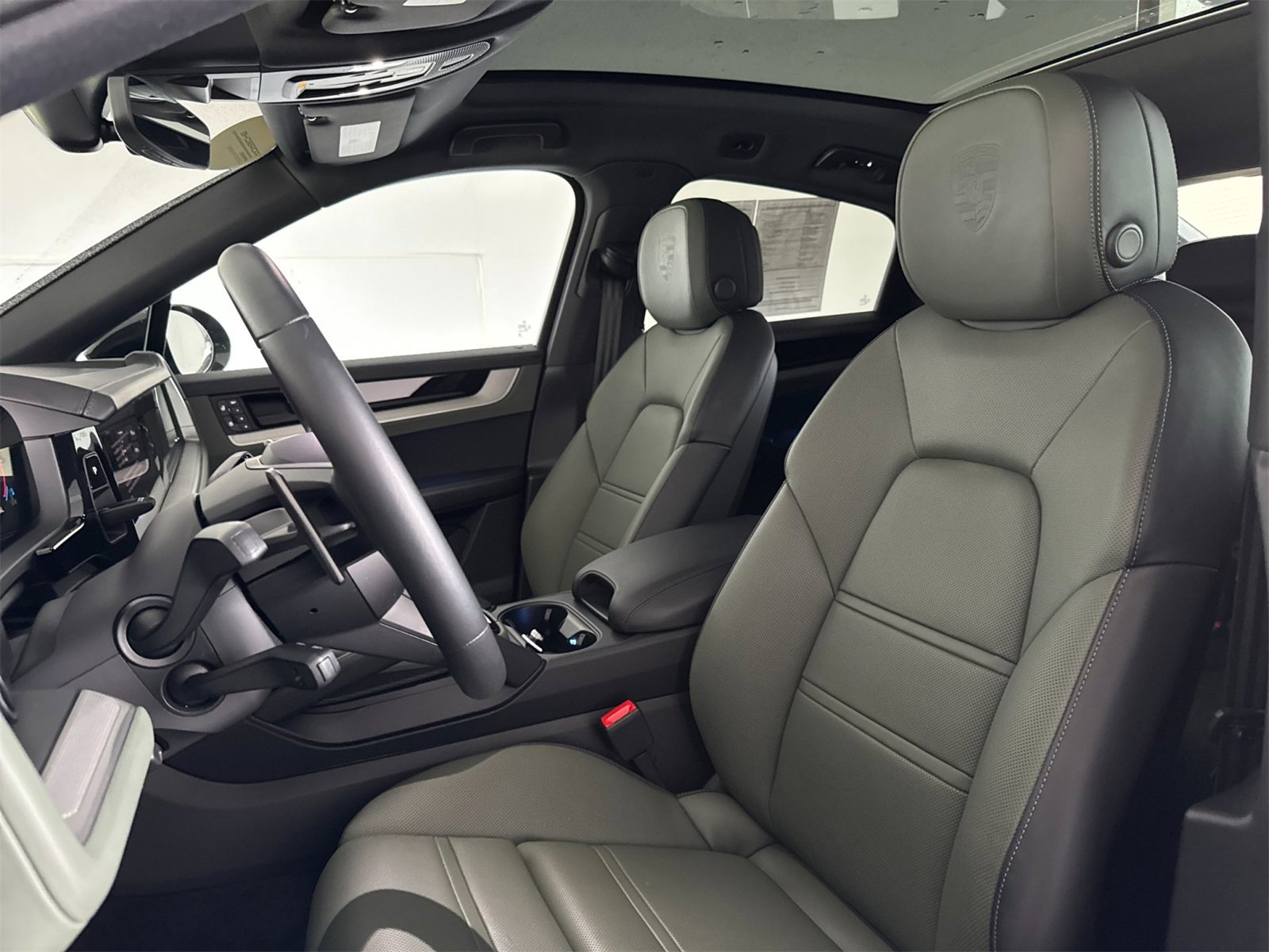 Used 2025 Porsche Cayenne Coupe image 5