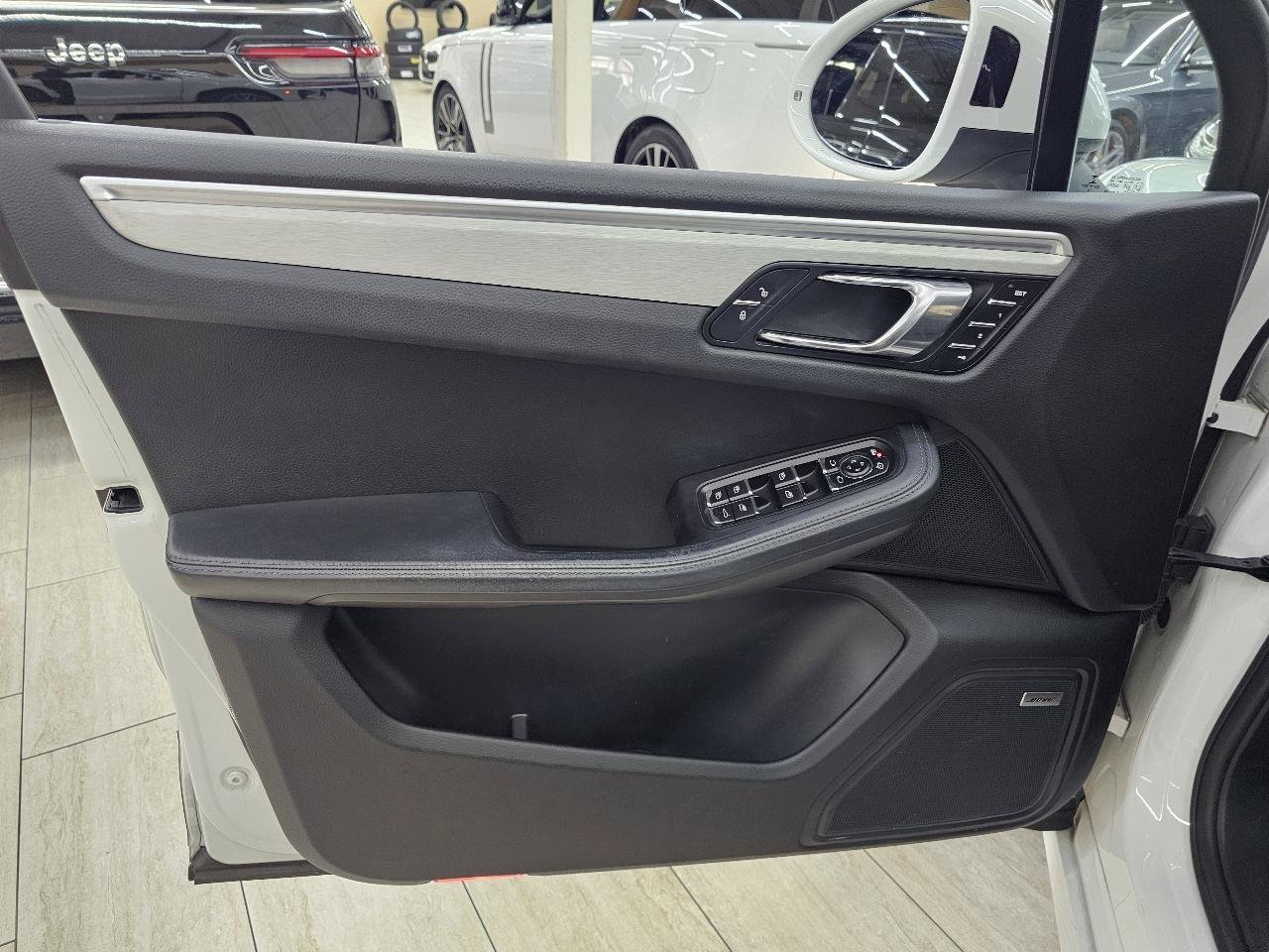 Used 2017 Porsche Macan Turbo AWD/4WD image 39
