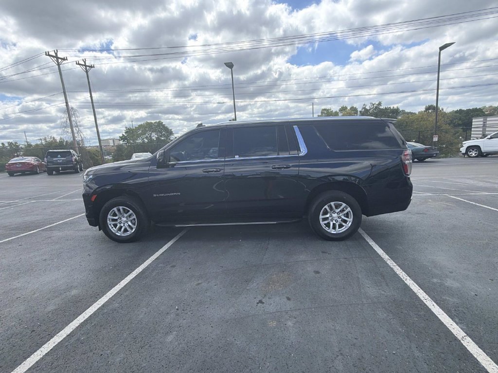 Used 2024 Chevrolet Suburban LT w/ Luxury Package AWD/4WD image 6