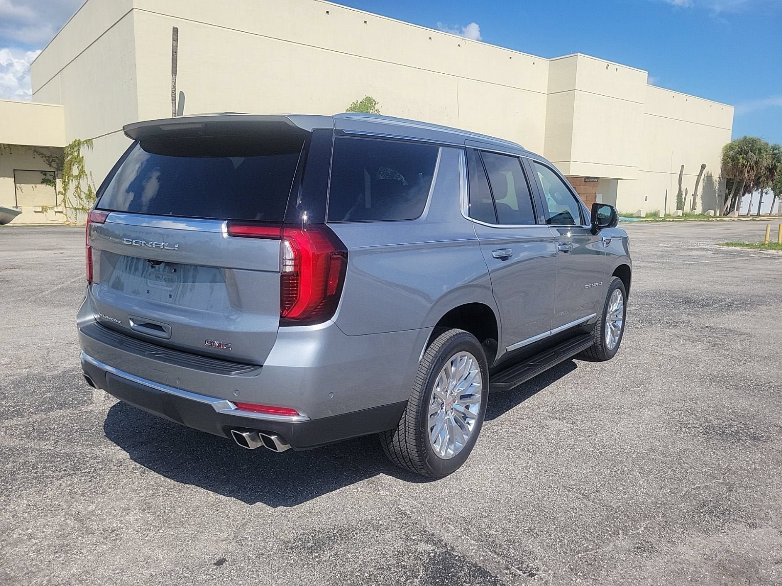 Used 2025 GMC Yukon Denali AWD/4WD image 7