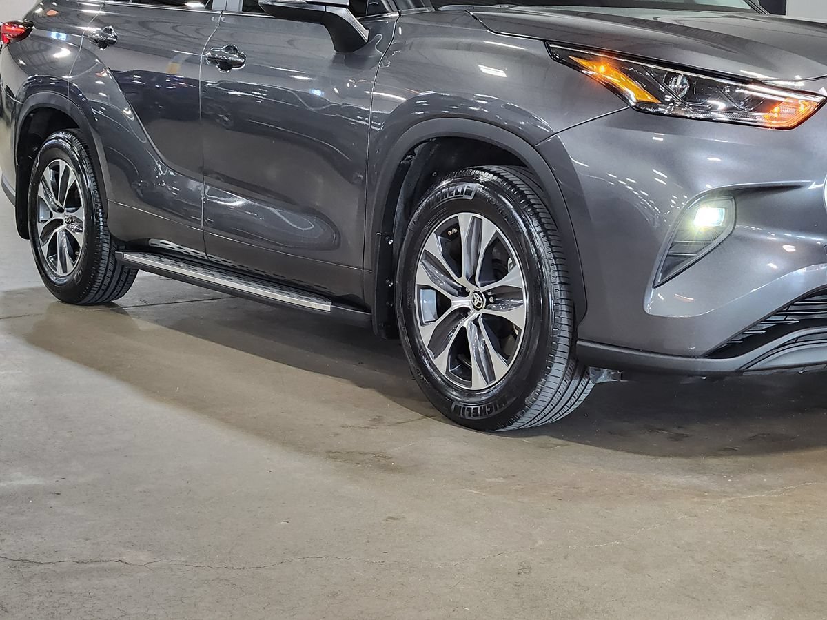 Used 2024 Toyota Highlander XLE FWD image 16