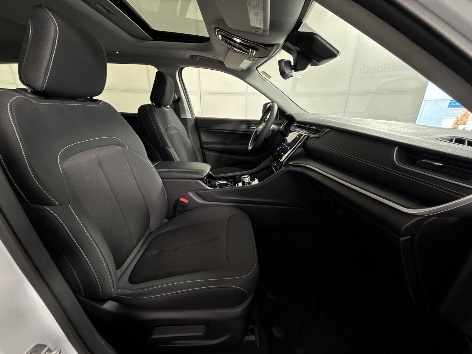 Used 2023 Jeep Grand Cherokee L Laredo image 27