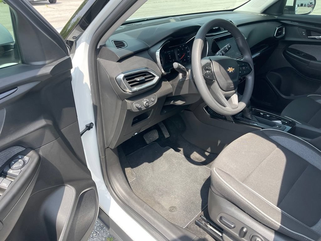 Used 2023 Chevrolet TrailBlazer LT w/ Convenience Package FWD image 13