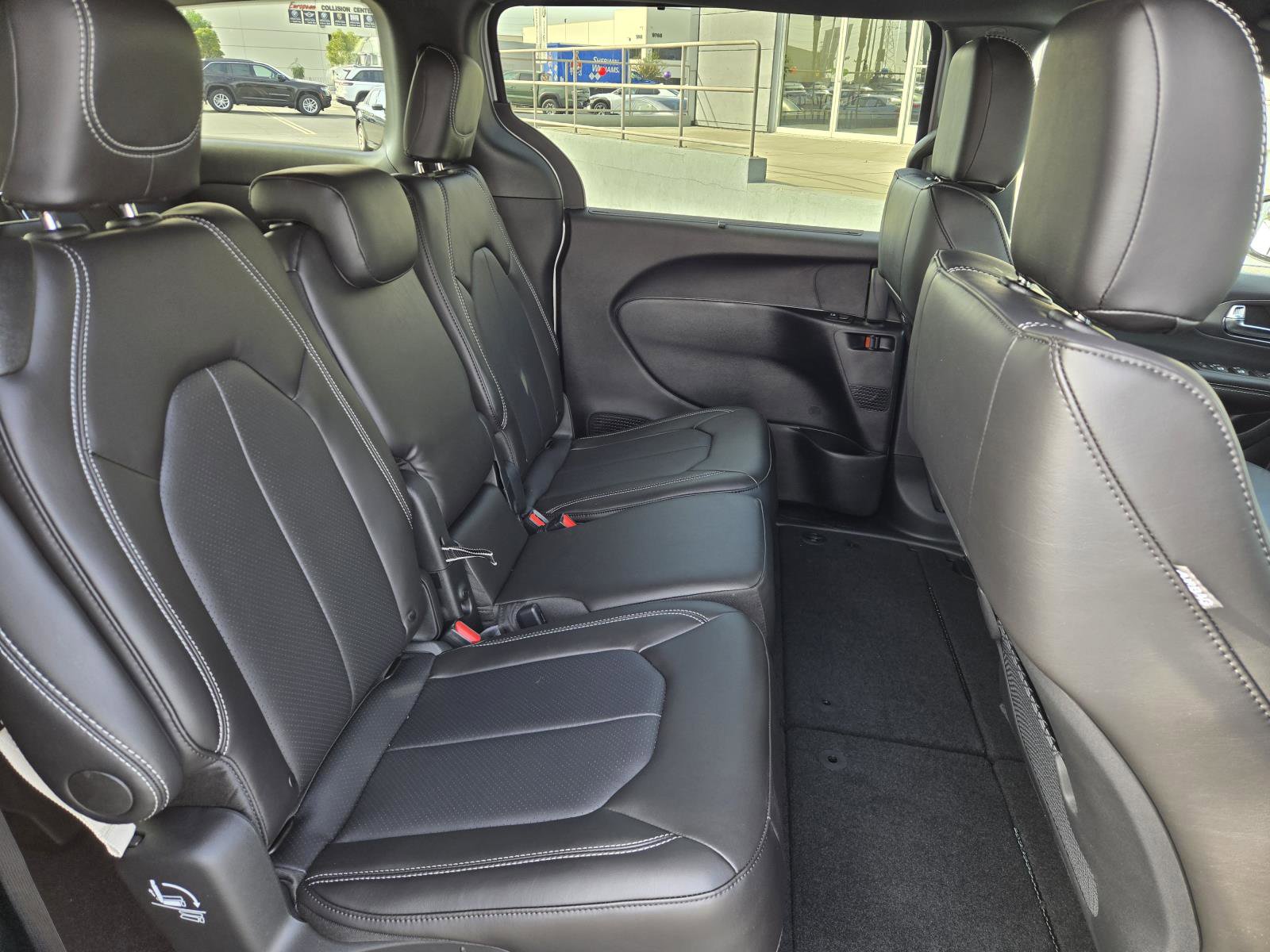 New 2026 Chrysler Pacifica Select image 30