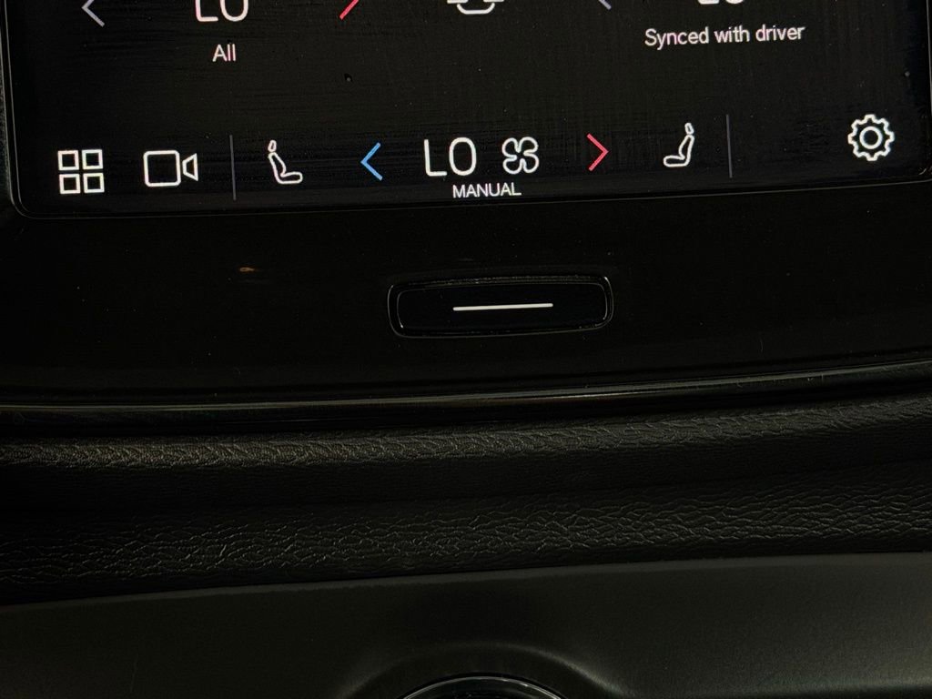 Used 2025 Volvo XC40 B5 Plus image 18