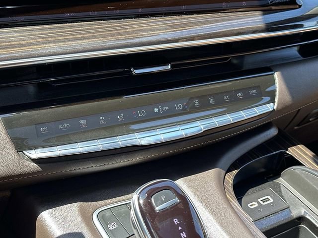 Used 2021 Cadillac Escalade Premium Luxury w/ LPO, Illumination Package AWD/4WD image 31