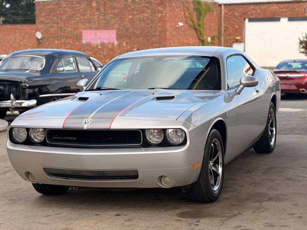 Used 2010 Dodge Challenger SE RWD image 2