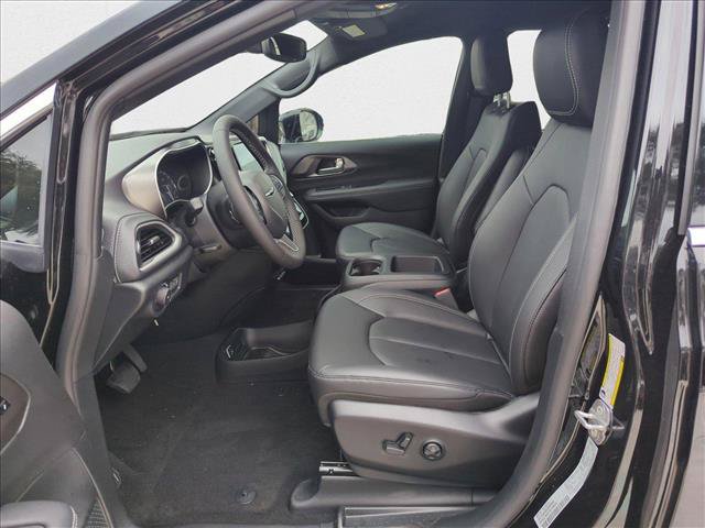 New 2025 Chrysler Pacifica Select AWD/4WD image 4