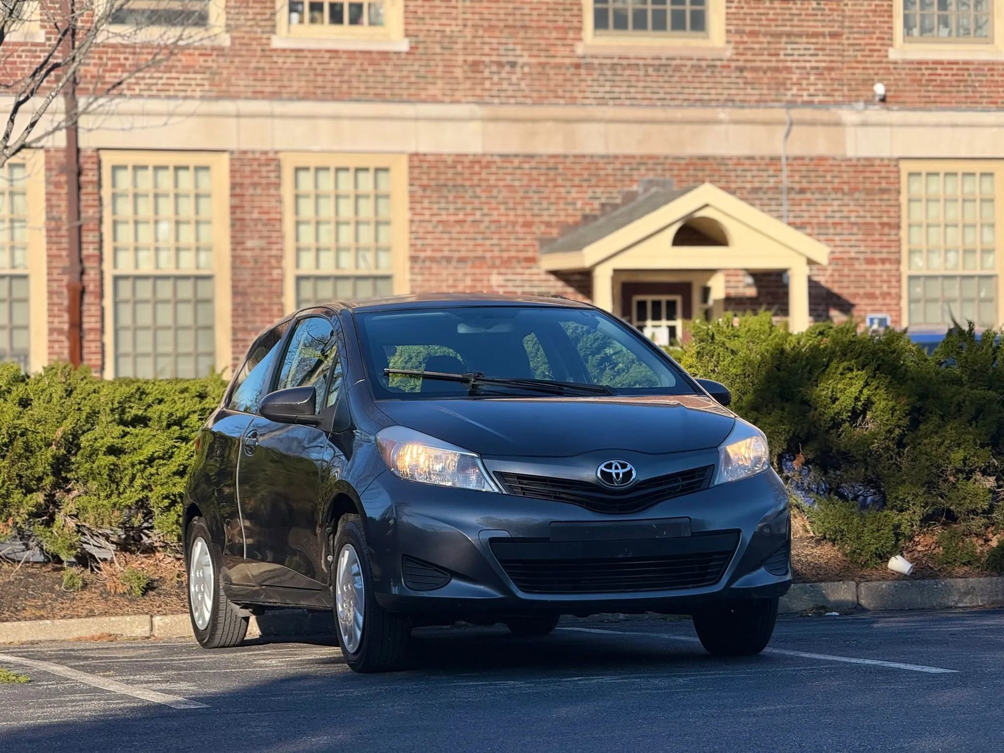 Used 2014 Toyota Yaris L image 3