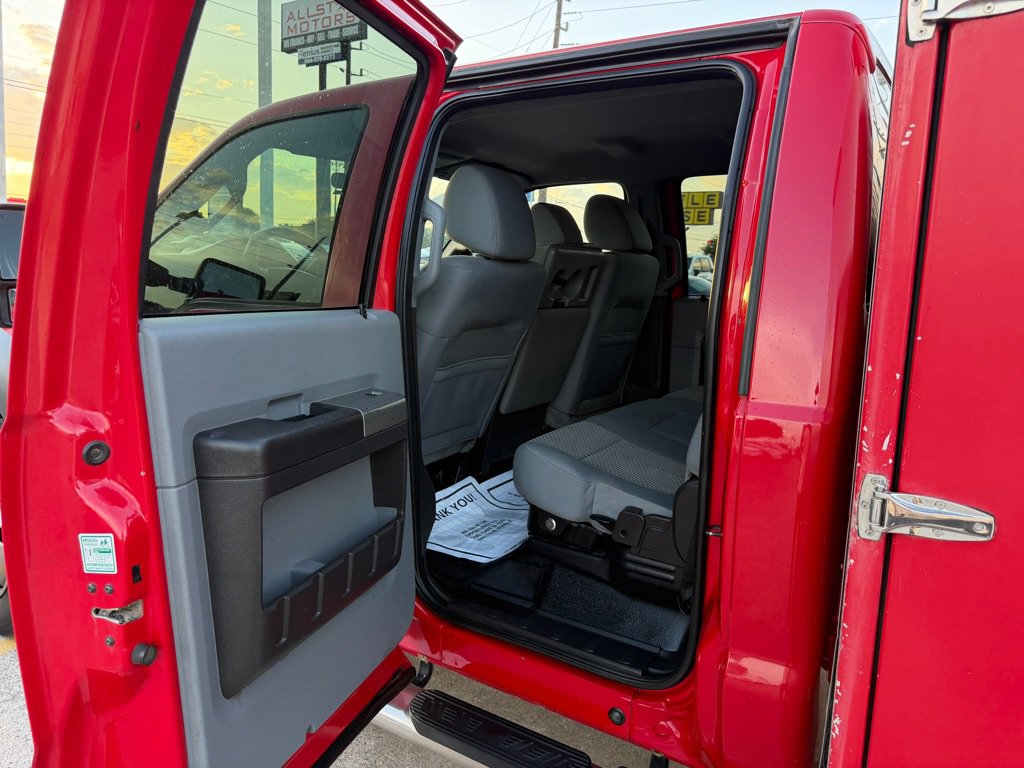 Used 2011 Ford F550 4x4 Crew Cab Super Duty w/ XLT Interior Pkg image 17