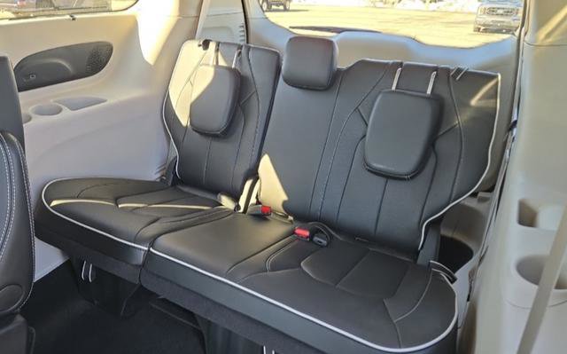 Used 2024 Chrysler Pacifica Limited FWD image 16