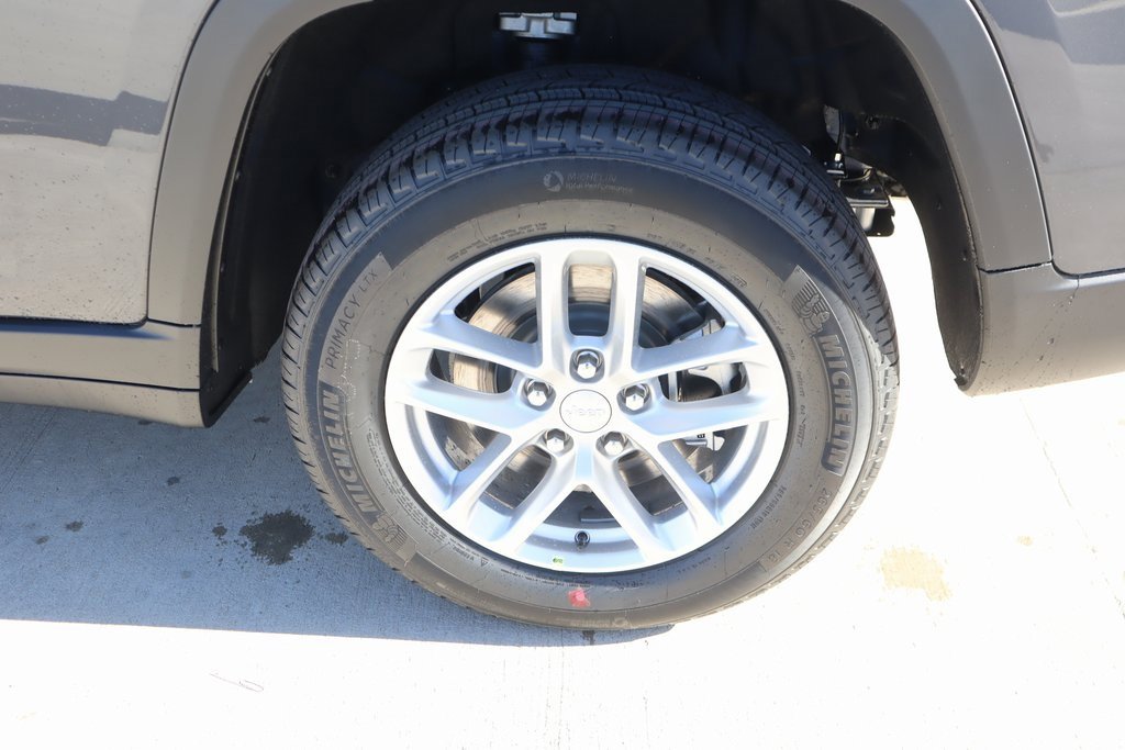 New 2025 Jeep Grand Cherokee L Laredo image 18