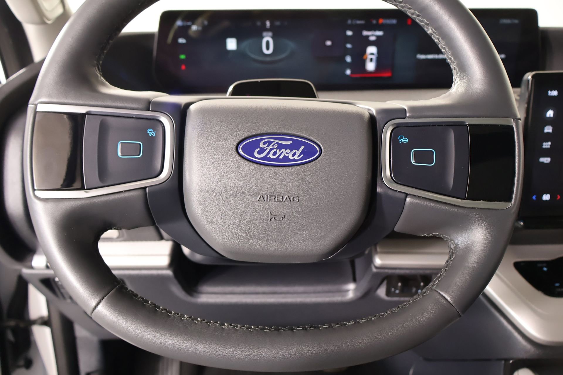 Used 2025 Ford Expedition Active AWD/4WD image 3